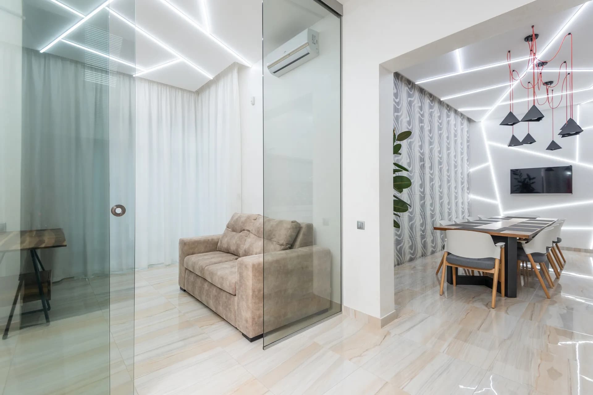 Modern Interior Solutions: Maximizing Small Spaces with Tempered Glass.
